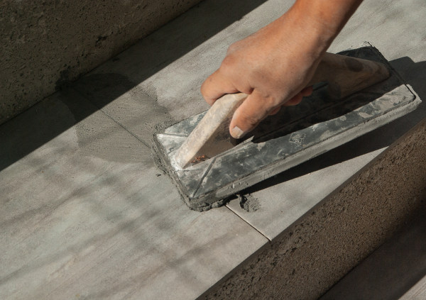 Choosing a Tiler - Tiler grouting floor tiles